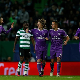 Benzema, Modric, Varane y Ramos celebran un gol. / TIAGO PETINGA (EFE)