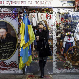 Una mujer sale de una tienda de regalos y ropa tradicional ucraniana en el centro de Kiev, Ucrania,  La UE acordó hoy formalmente ampliar seis meses, hasta el próximo 15 de septiembre, las sanciones comunitarias a 150 dirigentes rusos y líd