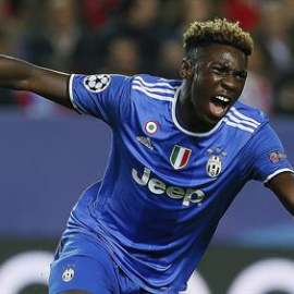 El delantero de la Juventus, Moise Kean, celebra el tercer gol del equipo italiano. EFE/José Manuel Vidal.
