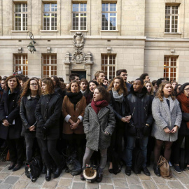 Un grupo de estudiantes canta el himno francés, 'La Marsellesa', tras el minuto de silencio guardado en la Universidad de la Sorbona por las víctimas de los atentados yihadistas en París. REUTERS/Guillaume Horcajuelo