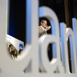 Mariano Rajoy, durante su intervención en un mitin en la localidad almeriense de Roquetas de Mar. EFE/Miguel Angel Molina