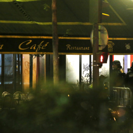 Agentes de la Policía francesa junto a la entrada de la sala de conciertos  'Bataclan', el pasado viernes, tras el atentado yihadista en París. REUTERS/Christian Hartmann