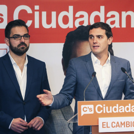 El presidente de Ciudadanos, Albert Rivera, acompañado por el responsable de la formación en La Rioja, Diego Ubis, durante una rueda de prensa ofrecida tras asistir a una jornada de trabajo en Logroño. EFE/ FERNANDO DÍAZ.