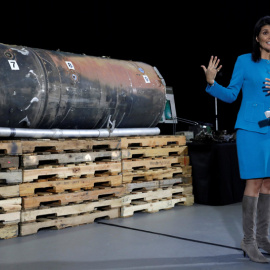 La Embajadora de EEUU ante la ONU, Nikki Haley, informa a los medios frente a los restos del misil balístico iraní 'Qiam'. REUTERS / Yuri Gripas