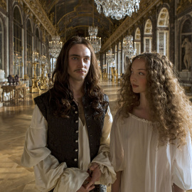 Fotograma de la serie 'Versailles'.