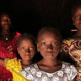 Una mujer y sus hijas en su casa en Cambadju, Guinea-Bissau. UNICEF