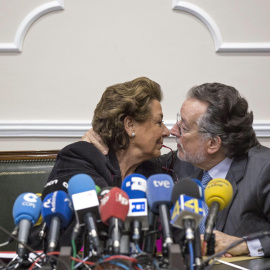 El hasta hoy vicealcalde de Valencia, Alfonso Grau (PP), recibe un beso de la alcaldesa, Rita Barberá, durante la rueda de prensa que ha ofrecido este medidodía para anunciar su dimisión. EFE/Manuel Bruque