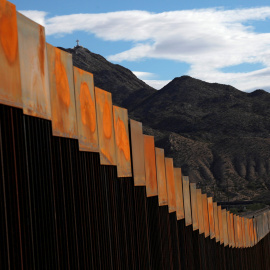 El nuevo muro que separa México de Estados Unidos. / REUTERS
