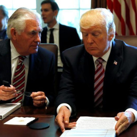 Rex Tillerson con Donald Trump  en una reunión del Gabinete en la Casa Blanca, en junio de 2017 REUTERS/Kevin Lamarque