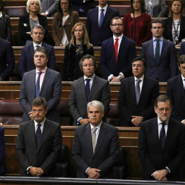 Los diputados del PP, durante el minuto de silencio, que se guardó en el Congreso de los Diputados por la memoria de Rita Barberá. | SERGIO BARRENECHEA (EFE)