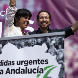 El secretario general de Podemos, Pablo Iglesias, y la candidata a la Presidencia de la Junta de Andalucía, Teresa Rodríguez, al inicio del acto político de ayer en Málaga. /EFE