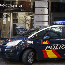 Un vehículo de la Policía delante de la sede de Banco de Madrid. REUTERS
