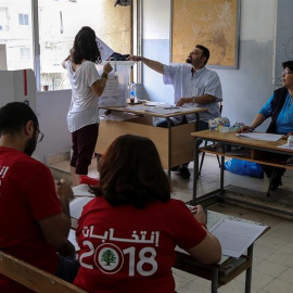 Una mujer libanesa deposita su voto en un colegio electoral al sur de Beirut. EFE/EPA/NABIL MOUNZER