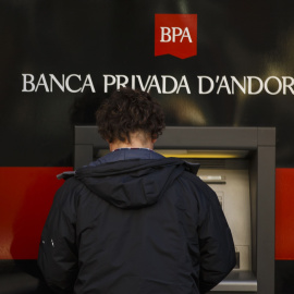 Un cliente utiliza un cajero automático en la sede de Banca Privada D'Andorra (BPA), en Escaldes-Engordany (Andorra). REUTERS/Sergio Perez