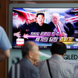 Varias personas miran en Seúl un programa de televisión que informa sobre la cumbre entre EEUU y Corea del Norte. REUTERS / Kim Hong-Ji