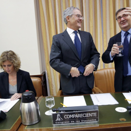 El candidato propuesto por el Gobierno como nuevo presidente de la CNMV, Sebastián Albella (c), y la candidata a la vicepresidencia, Ana María Martínez-Pina (i), junto al presidente de la Comisión de Economía del Congreso, Arturo García-Tiz