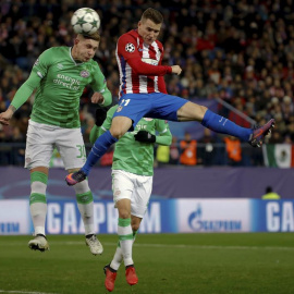 El defensa del PSV Eindhoven, Jordy de Wijs, cabecea el balón ante el delantero francés del Atlético de Madrid, Kevin Gameiro, durante el encuentro correspondiente a la fase de grupos de la Liga de Campeones, que disputan esta noche en el e