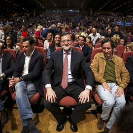 El presidente del Gobierno, Mariano Rajoy, sentado entre el candidato del PP en Andalucía Juan Manuel Moreno Bonilla y el vicesecretario general del partido Carlos Floriano en un mitin en Granada. REUTERS/Pepe Marin