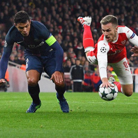 El jugador del París Saint-Germain Thiago Silva (i) disputa el balón con Aaron Ramsey (d) de Arsenal. /EFE