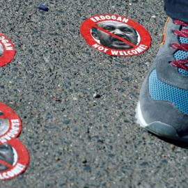 Pegatinas con la efigie de Recep Tayyip Erdogan, en una protesta contra el presidente de Turquía en la ciudad alemana de Colonia. REUTERS/Ralph Orlowski