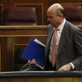El ministro de Economía, Luis de Guindos, en el pleno del Congreso de los Diputados. EFE/Juan Carlos Hidalgo