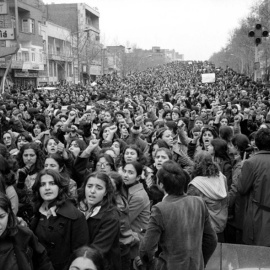La manifestación de decenas de miles de mujeres y hombres en Teherán contra la imposición del velo. 8 de marzo del 1979
