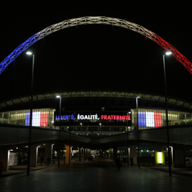 El estadio de Wembley luce los colores de la bandera francesa y el lema 'Libertad, Igualdad y Fraternidad'. /REUTERS