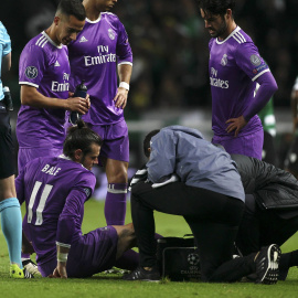 Gareth Bale es atendido por los médicos del Real Madrid tras lesionarse el martes en Lisboa. /REUTERS