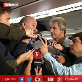 Vicente Del Bosque atiende a los periodistas en el avión rumbo a España. /SEFUTBOL