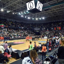 Minuto de silencio por los atentados del viernes en París, al inicio del partido entre el Bilbao Basket y el Valencia Basket. EFE