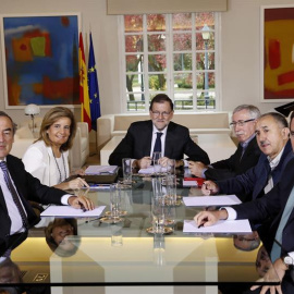 El presidente del Gobierno,Mariano Rajoy, acompañado por la ministra de Empleo, Fátioma Báñez,c-iz, durante la reunión con los secretarios generales de CC.OO, Ignacio Fernández Toxo,iz, de UGT, Pepe Álvarez,. c-d, el presidente de CEPYME, A