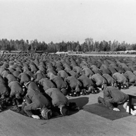  Miembros de la división de Hermanos Musulmanes bosnios de las SS en oración durante su entrenamiento en Neuhammer en noviembre de 1943.