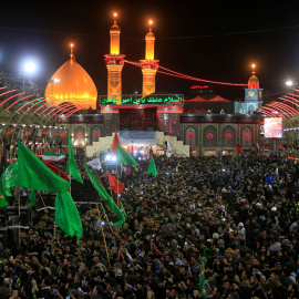 Peregrinos chiíes rezan en la mezquita de Kerbala, Irak, celebrando el aniversario del imán Husein.- REUTERS/Alaa Al-Marjani