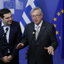 El primer ministro griego, Alexis Tsipras, es recibido por el presidente de la Comisión Europea, Jean claude Juncker, antes de su reunión en la sede de la Comisión en Bruselasel pasado viernes. EFE/Olivier Hoslet