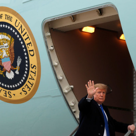 El presidente de EEUU, Donald Trump, entra en el avion oficial Air Force One, en la base de Andrews, en Maryland. REUTERS/Kevin Lamarque