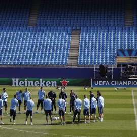 La plantilla del Atlético de Madrid durante el entrenamiento de ayer en el Calderón. /EFE