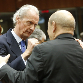 El ministro español de Defensa, Pedro Morenés, conversa con su homólogo francés, Jean Yves le Drian, antes del comienzo de la reunión de ministros de Defensa de la Unión Europea en Bruselas. EFE/Olivier Hoslet