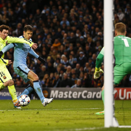 Demichelis trata de detener a Messi en la ida de Champions de este año. Reuters / Darren Staples