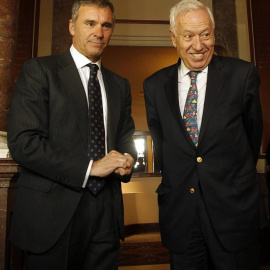 García-Margallo, en el Círculo Equestre de Barcelona, junto a su presidente. / EFE