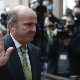 El ministro español de Economía, Luis de Guindos, a su llegada a una reunión de ministros de Economía y Finanzas de la zona del euro (Eurogrupo) en Bruselas, a comienzos de mes. EFE/Laurent Dubrule