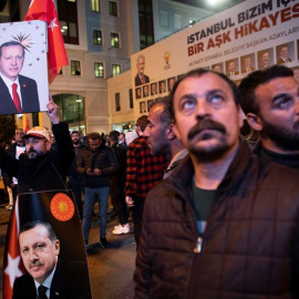 Seguidores del partido Justicia y Desarrollo (AKP), del presidente turco Recep Tayyeb Erdogan, siguen los resultados de las elecciones locales en Turquía. EFE