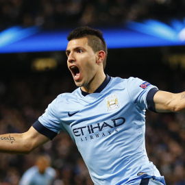 Agüero celebra el gol que le marcó al Barça en la ida de los octavos de Champions. /REUTERS