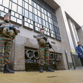 Soldados vigilan la entrada a la sede del Consejo Europeo en Bruselas (Bélgica). REUTERS/Yves Herman