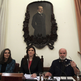 La presidenta del Parlamento griego, Zoí Konstandopulu, la eurodiputada de Grecia Sofia Sakorafa, y el historiador belga y portavoz del Comité para la Anulación de la Deuda del Tercer Mundo, Eric Toussaint, durante la presentación de la com