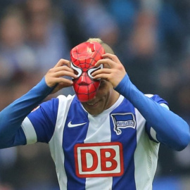 El futbolista Ben-Hatira poniéndose una máscara de Spiderman en el Hertha-Schalke. /AFP