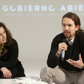 El secretario general de Podemos, Pablo Iglesias, durante la reunión que mantuvo hoy en Madrid con Beth Noveck, asesora del presidente de EEUU, Barack Obama, en materia de transparencia y gobierno abierto. EFE/Chema Moya