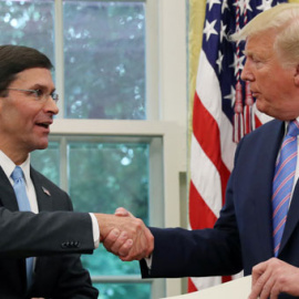 Donald Trump felicita a Mark Esper , nuevo secretario de Defensa de EEUU. / LEAH MILLIS (REUTERS)