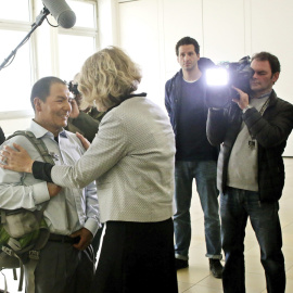 El agricultor peruano Saul Luciano Lliuya conversa con su abogada Roda Verheyen antes del comienzo de un juicio en Essen (Alemania). EFE