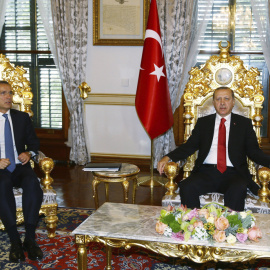 Fotografía facilitada por la Presidencia turca que muestra al secretaro general de la OTAN, Jens Stoltenberg, reunido con el presidente turco, Recep Tayyip Erdogan, EFE