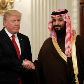 El presidente de EEUU, Donald Trump, y el heredero saudí Mohammed bin Salman, en la Casa Blanca, en Washington, en marzo de 2017. REUTERS/Kevin Lamarque